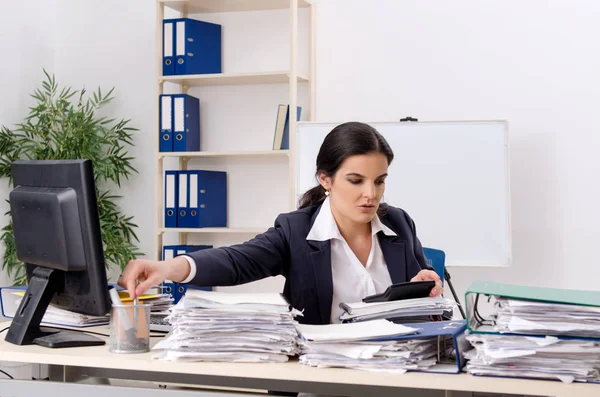 Kvinnlig anställd med för mycket arbete på kontoret — Stockfoto