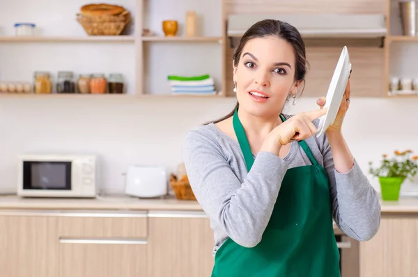 Giovane appaltatrice che fa lavori domestici — Foto Stock