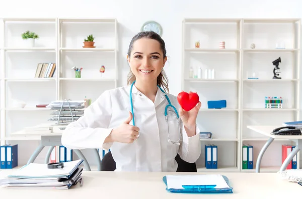Giovane medico cardiologo donna che lavora in clinica — Foto Stock