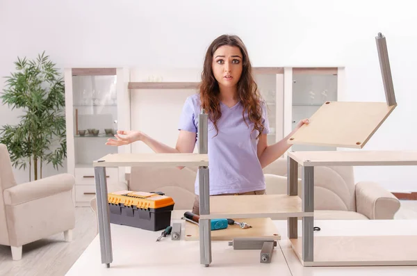 Молода жінка ремонтує стілець вдома — стокове фото