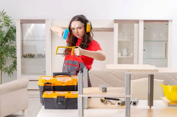 Kobieta wykonawca naprawy mebli w domu — Zdjęcie stockowe