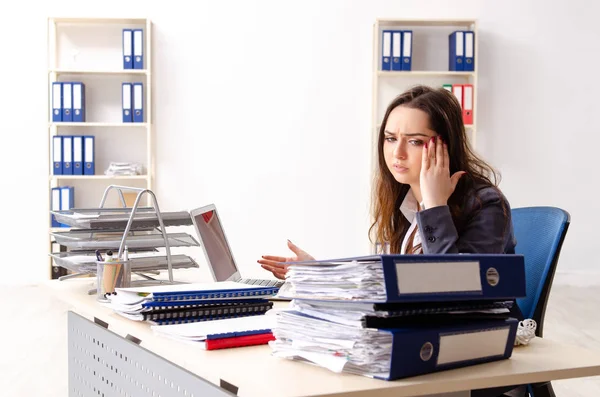 Joven empleada infeliz con el trabajo excesivo — Foto de Stock