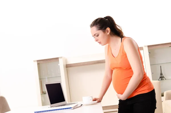 Jonge zwangere vrouw thuis werken — Stockfoto