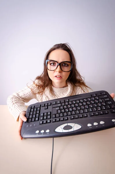 컴퓨터에서 일하는 괴짜 여자 — 스톡 사진