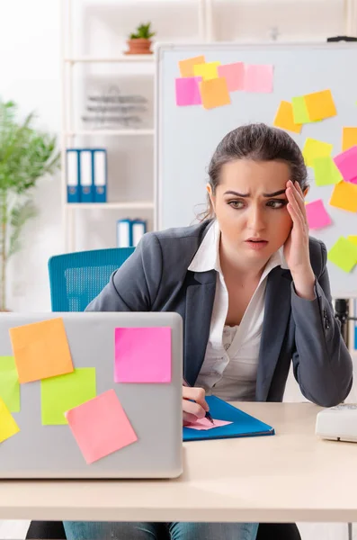 Junge Arbeitnehmerin in widersprüchlichem Prioritätenkonzept — Stockfoto