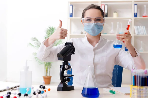 Química joven trabajando en el laboratorio — Foto de Stock