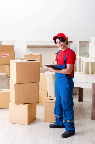 Ung manlig entreprenör med lådor som arbetar inomhus — Stockfoto
