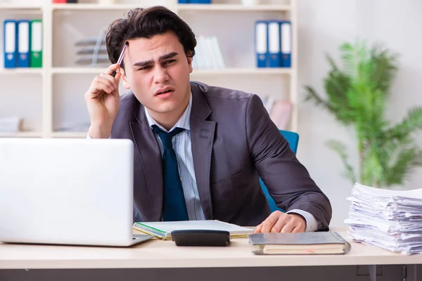 Jeune employé masculin travaillant au bureau — Photo