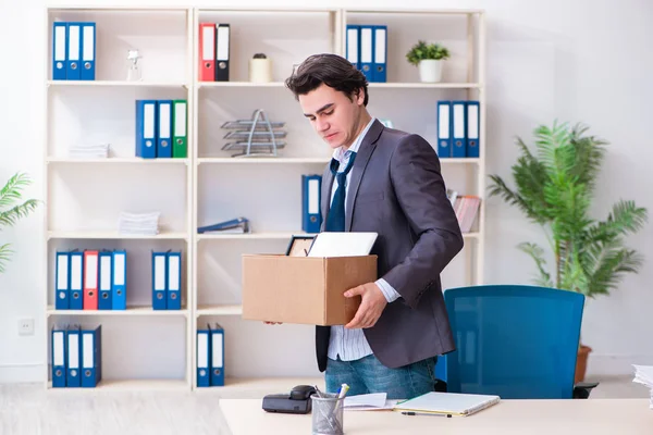 Joven empleado siendo despedido de su trabajo — Foto de Stock