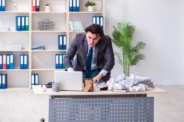 Geschäftsmann lehnt neue Ideen mit vielen Papieren ab — Stockfoto