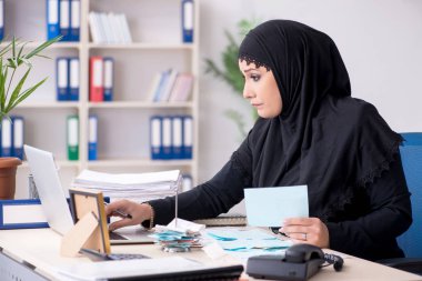 Ofiste çalışan tesettürlü kadın muhasebeci. 