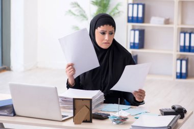 Ofiste çalışan tesettürlü kadın muhasebeci. 