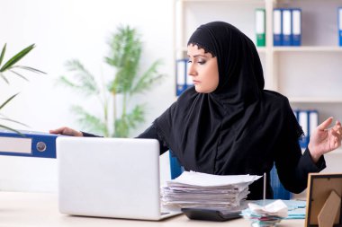 Ofiste çalışan tesettürlü kadın muhasebeci. 