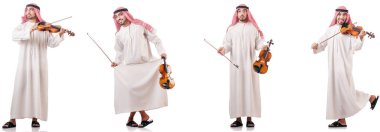 Arap adam beyaz izole keman çalıyor