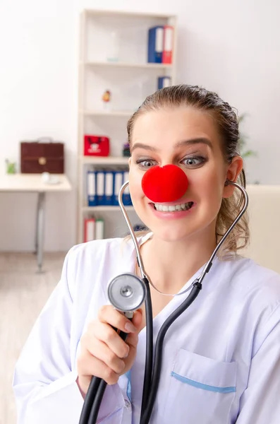 Femme drôle médecin travaillant à la clinique — Photo