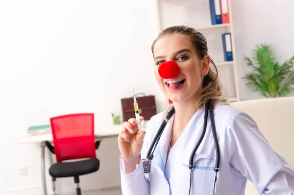 Médica engraçada trabalhando na clínica — Fotografia de Stock