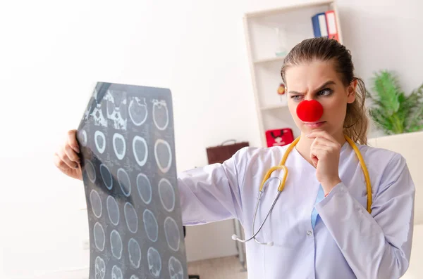 Rolig kvinnlig läkare som arbetar på kliniken — Stockfoto