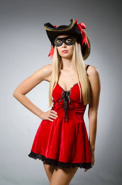 Žena v pirátském kostýmu - Halloween koncept — Stock fotografie