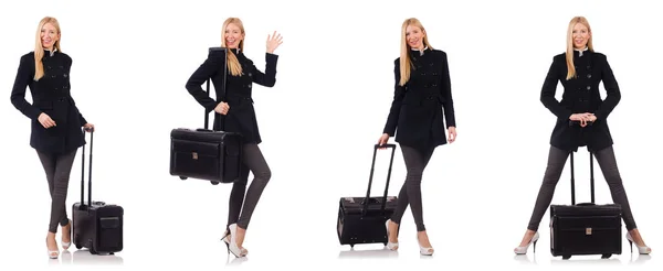 Красивая женщина в черном пальто с чемоданом — стоковое фото