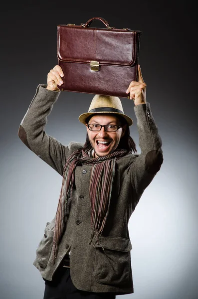 Homme portant un chapeau vintage dans un concept drôle — Photo