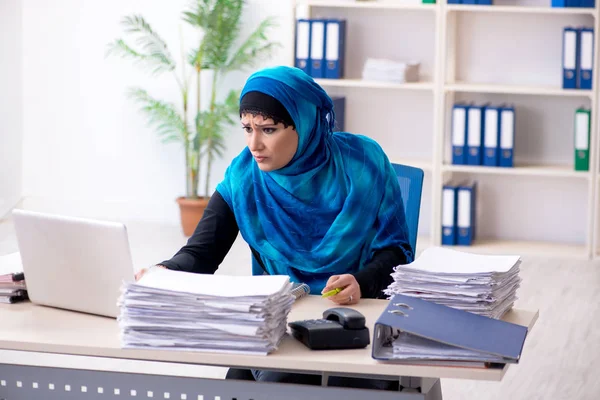 Vrouwelijke werknemer in hijab op kantoor — Stockfoto