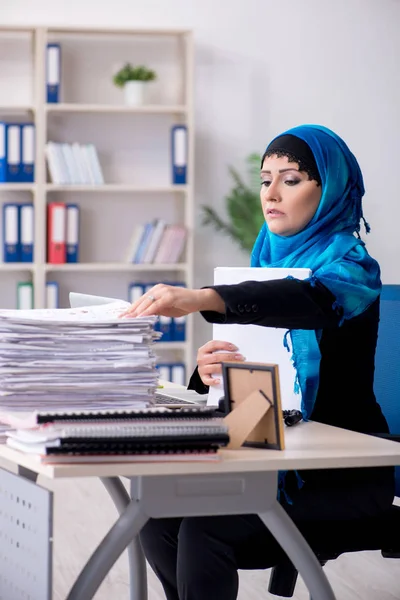 Empleada en hijab trabajando en la oficina — Foto de Stock