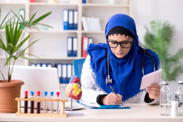 Başörtüsü kadın doktor hastanede çalışıyor — Stok fotoğraf