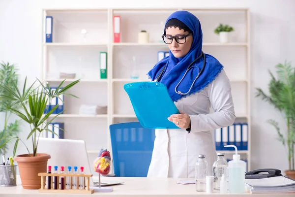 Başörtüsü kadın doktor hastanede çalışıyor — Stok fotoğraf