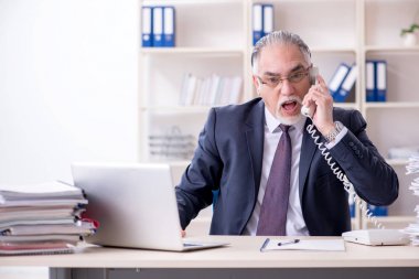 Eski işadamı çalışan ile aşırı wo mutsuz beyaz sakallı