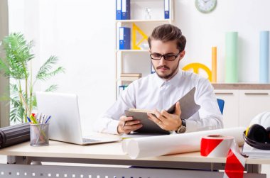 Ofiste çalışan genç erkek mimar. 