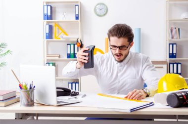 Ofiste çalışan genç erkek mimar. 