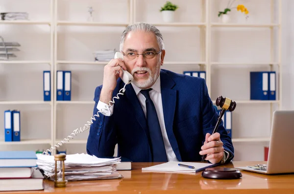 Oudere advocaat werkt in het gerechtsgebouw — Stockfoto