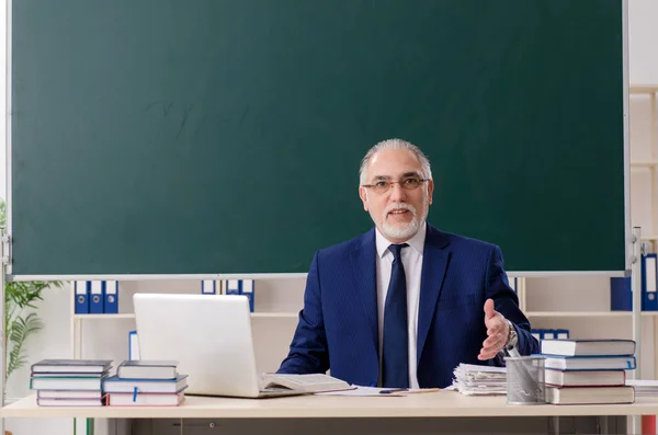 Profesor varón envejecido frente a pizarra —  Fotos de Stock