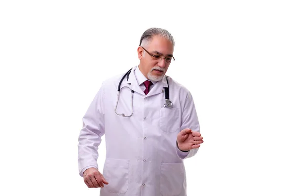 Vecchio medico maschio isolato su bianco — Foto Stock