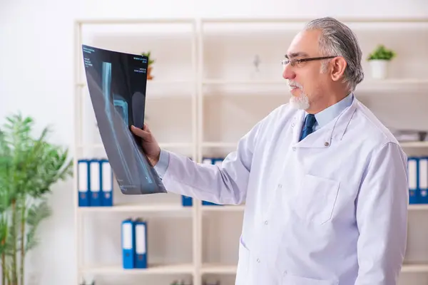 Medico di sesso maschile anziano radiologo in clinica — Foto Stock