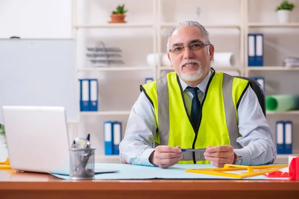 Betagter Bauingenieur arbeitet im Büro — Stockfoto