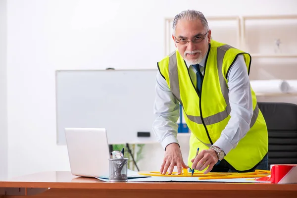 Betagter Bauingenieur arbeitet im Büro — Stockfoto