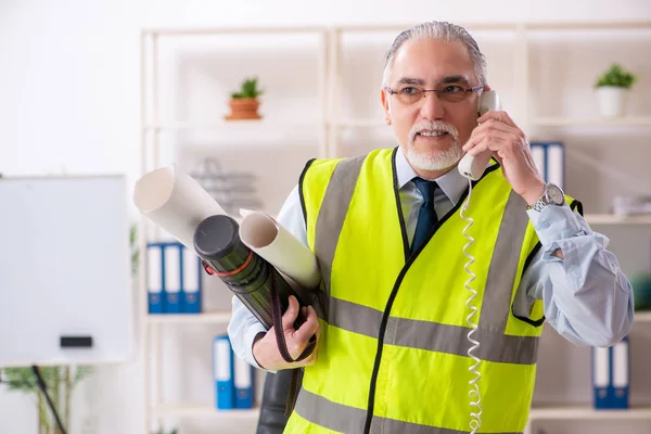 Ingénieur de construction âgé travaillant dans le bureau — Photo