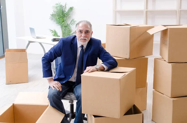 Az idős üzletember új munkahelyre költözik — Stock Fotó