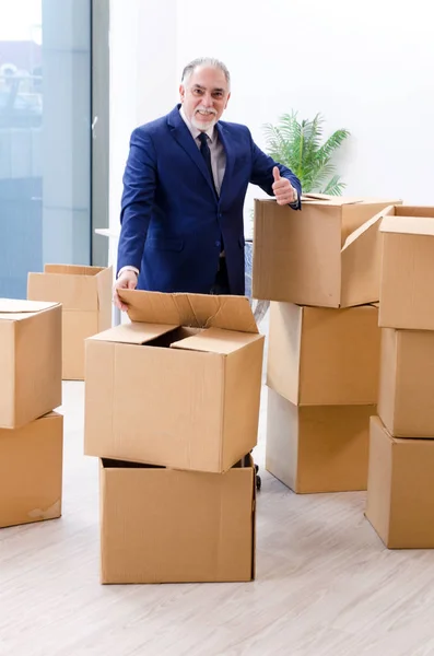 Verouderde zakenman verhuist naar nieuwe werkplek — Stockfoto