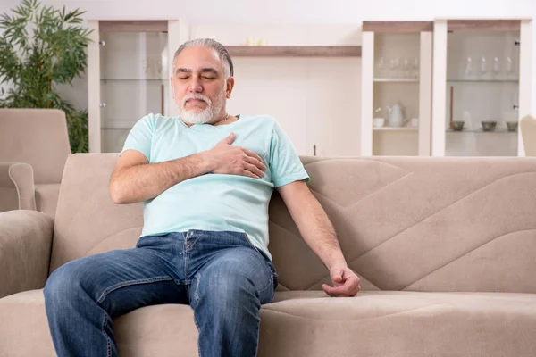 Witte baard oude man thuis lijden — Stockfoto