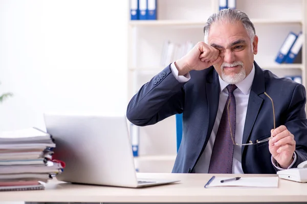 Branco barbudo velho empresário empregado infeliz com excessiva wo — Fotografia de Stock