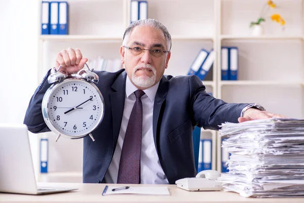 Witte baard oude zakenman werknemer ongelukkig met buitensporige wo — Stockfoto