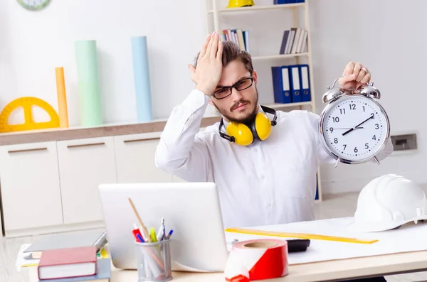 Junger männlicher Architekt arbeitet im Büro — Stockfoto