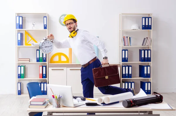 Jovem arquiteto masculino que trabalha no escritório — Fotografia de Stock