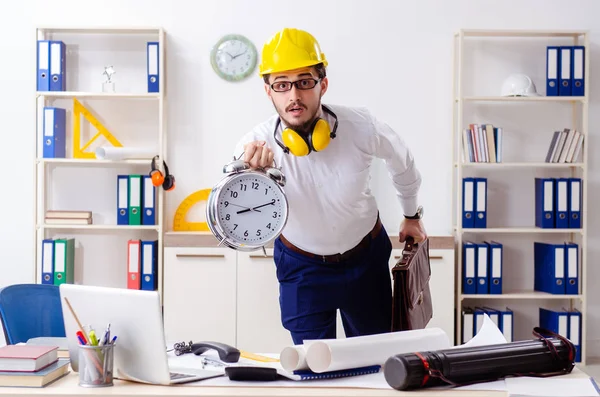 Junger männlicher Architekt arbeitet im Büro — Stockfoto