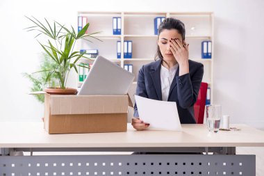 Genç kadın işçiye onu işten ateş olmak