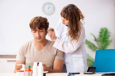 Doktor otorhinolaryngologi ziyaret işitme sorunu olan hasta