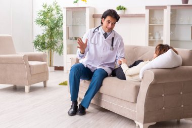 Genç, yakışıklı doktor, kadın hastayı evinde ziyaret ediyor. 