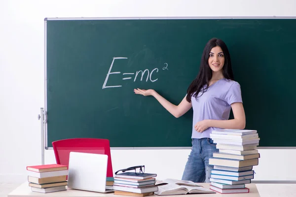 Mladá žena učitel student v přední části zelené desky — Stock fotografie